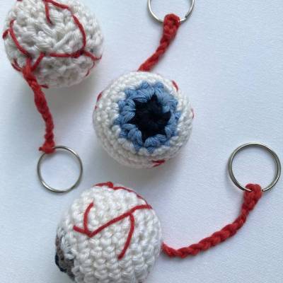 Halloween Augapfel Blau als Schlüsselanhänger gehäkelt • Gruseliges Mitbringsel & Geschenk • Woolbloomy