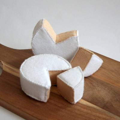 Camembert Käse aus Filz – handgenäht mit entnehmbarer Ecke für Kaufladen und Kinderküche