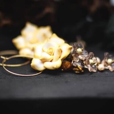 Rosen Creolen mit Perlen – florale Ohrringe in Vanillegelb und Taupe