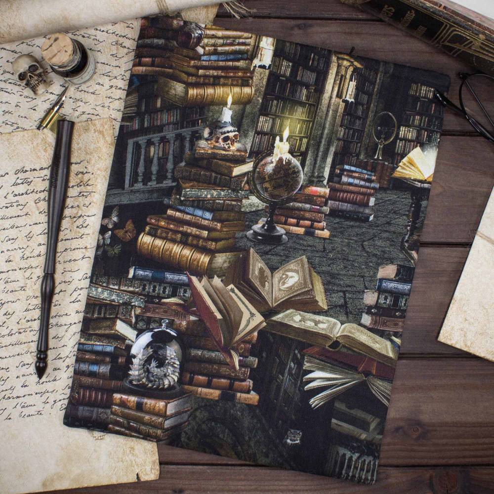 Buchtasche Dark Academia – Geheimnisvolle Bibliothek | gepolsterte Buchhülle aus Stoff | wahlweise mit Lesezeichen Bild 2