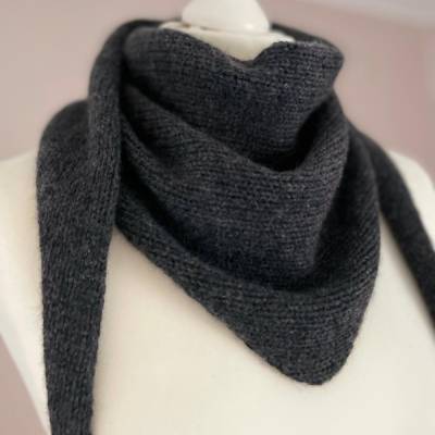 Stricktuch / Bandana aus 100% Merino – Meliertes grau – Handgestricktes Halstuch Einzelstück