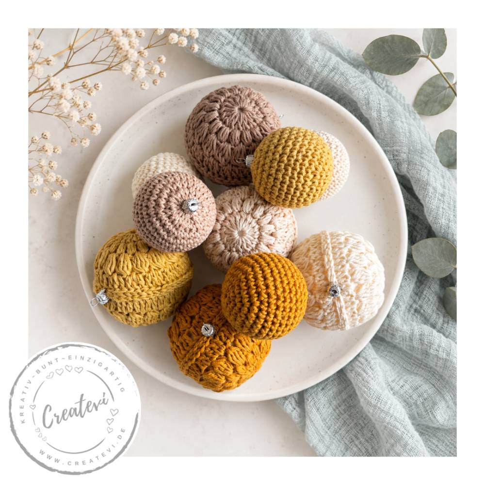 Gehäkelte Weihnachtskugeln 10er Set – Christbaumschmuck aus Baumwolle in Creme, Beige & Curry