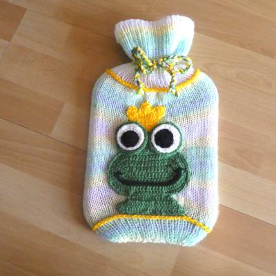 Gestrickter Wärmflaschenbezug - Motiv Frosch inkl. Wärmflasche