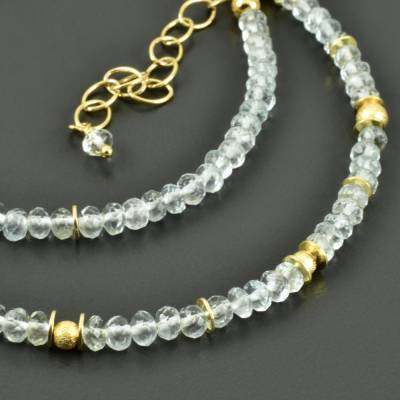Feine Aquamarinkette facettiert mit vergoldeten Scheiben aus 925er Silber Edelsteinkette hellblaue Halskette, Geschenk 