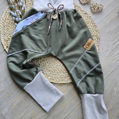 Handgemachte Organic Sweat Pumphose Jungen,Mädchen Unikat Gr.98/104 Khaki – Mitwachsend, Tasche mit Tiere, Nachhaltig