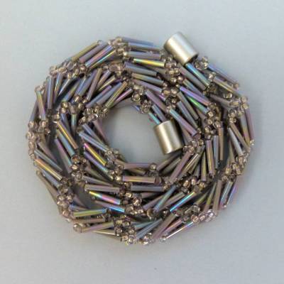 Häkelkette grau irisierend, Länge 54 cm, Halskette aus Perlen und Stiftperlen gehäkelt, Perlenkette, Glasperlen, Schmuck