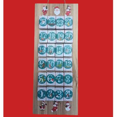 Adventskalender zum Befüllen, kleine verzierte Schachteln auf Holzbrett