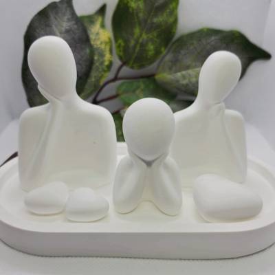 Dekofiguren Familie mit 1 Kind auf Tablet