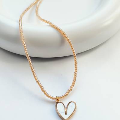 Goldfarbene Perlenkette 38 cm mit Herzanhänger – Handgefertigt & Elegant