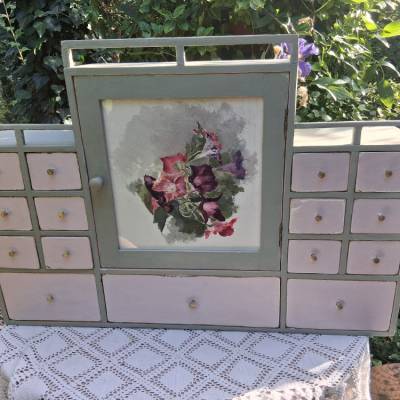 Antik Wandschränkchen Hängeschränkchen Schränkchen Schubladen Gewürzschränkchen Puppen Kaufladen Pastell Brocante Rosa K