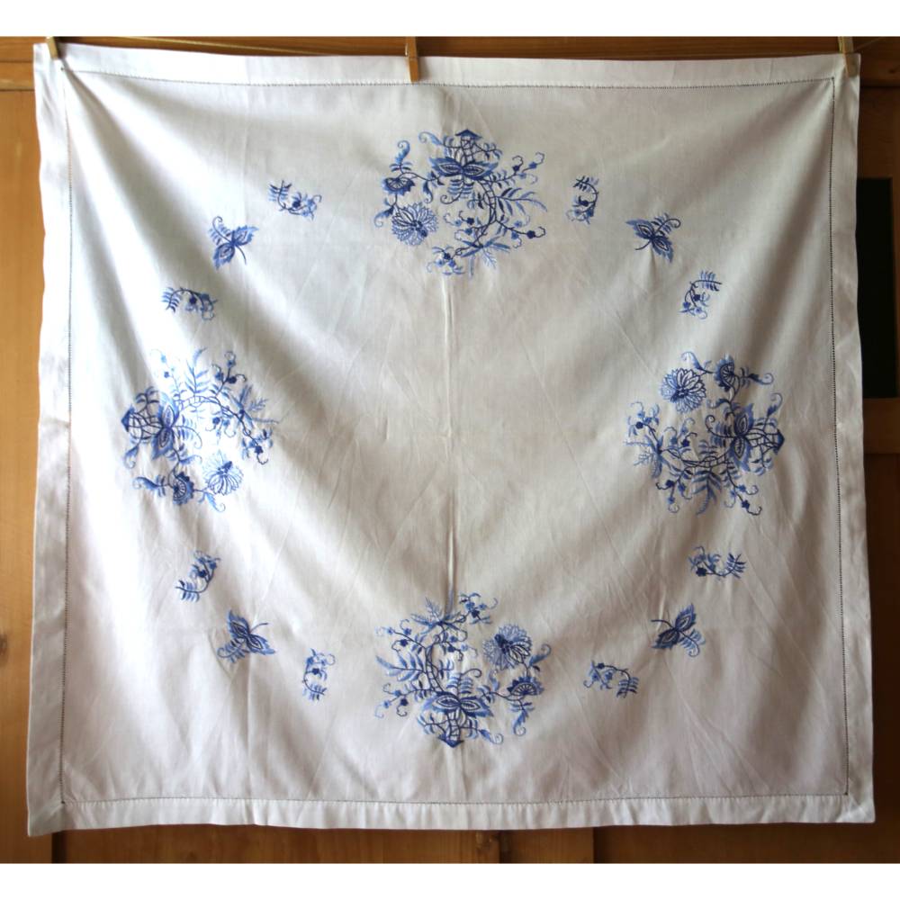 feine Vintage Tischdecke mit blauen Blüten Hohlsaum