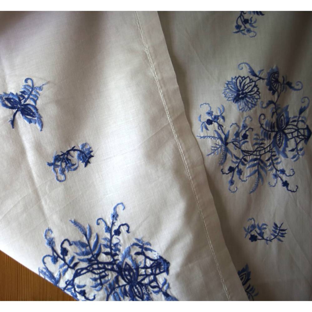 feine Vintage Tischdecke mit blauen Blüten Hohlsaum