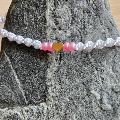 Armband „Herzensgruß“ – weißes Makramee mit rosa Perlen & goldenem Herz | Geschenk