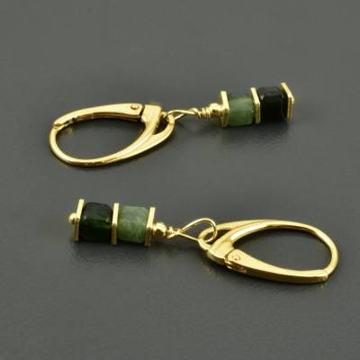Zarte Jadeohrringe mit vergoldetem 925er Silber, Würfelschmuck Ohrhänger grün, Geschenk Freundin Hochzeitstag Brautschmu