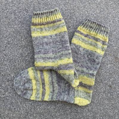 VERSANDFERTIG  Kuschelige Stricksocken grün Größe 36/37 – Handgemacht & individuell