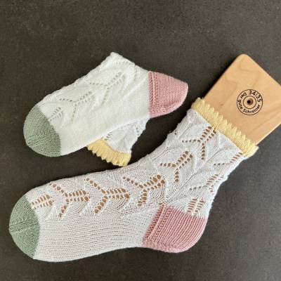 Socken, Strümpfe, Handarbeit, Gr.34/35 mit Lochmuster und verschiedenen Farben