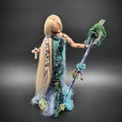 EDEYNE - Die Wila (Veela) - Filzfigur Deko Elfe Nymphe Geschenk Schamanin Figur Heilsteine