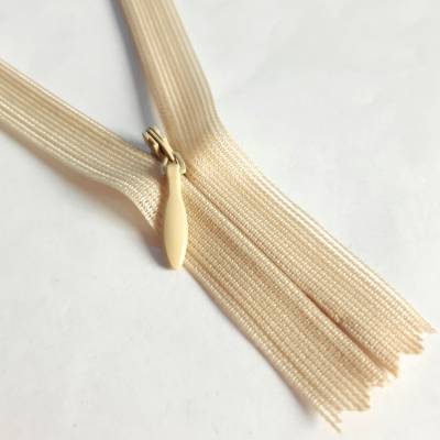 Reißverschluss Farbe Sandgelb 22cm unteilbar nahtverdeckt Nylon YKK