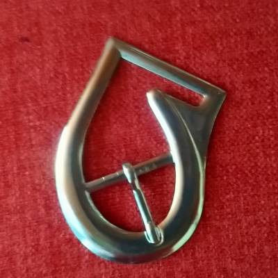Zwei alte Gürtelschnallen in ungewöhnlicher Form aus silberfarbenen Metall  Vintage aus den 1970er oder 1980er Jahren