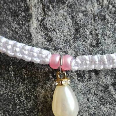 Armband – weißes Makramee mit rosa Perlen und Tropfenanhänger| Geschenk