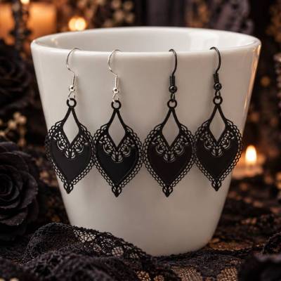 Gothic Ohrringe schwarz – filigrane Edelstahl Ohrhänger im Ornament Style
