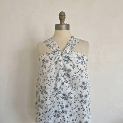 Knot Top Weiß mit filigranem Blumenmuster