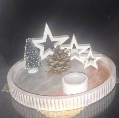 Winterliches Dekotablett mit Sternen und Tannenbaum
