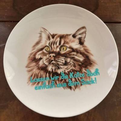 Upcycling‑Wandteller für Katzenfans | „Lassen wir die Katze einfach aus dem Sack“ | Vintage‑Deko | Unikat