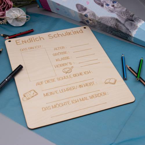 Erinnerungstafel Endlich Schulkind aus Holz – zum Ausfüllen, mit Acrylstift