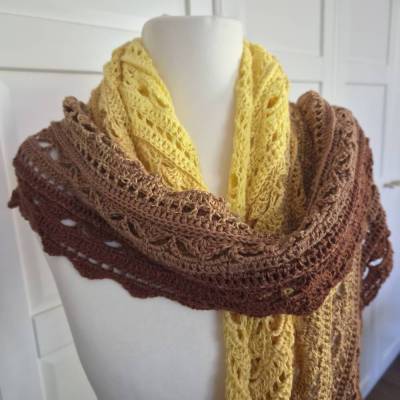 Häkeltuch Dreieckstuch mit Farbverlauf – Honiggelb-Mocca-Mahagony, optional mit farblich passenden Scrunchies