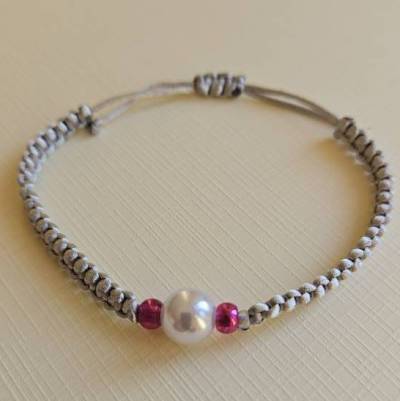 Makramee Armband mit Perle & Bordeaux Perlen – feines Unikat, verstellbar