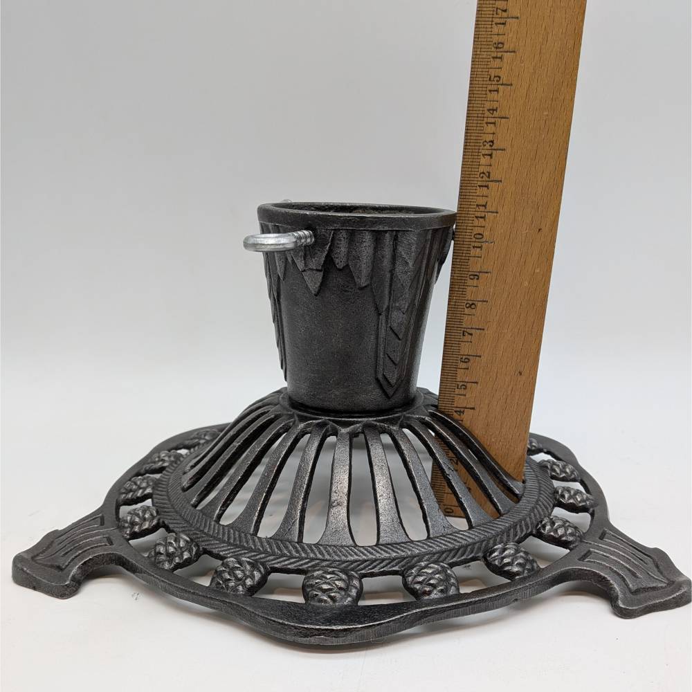 Antiker Christbaumständer aus Gusseisen Weihnachtsbaumständer Baumständer Jugendstil-Ornamentik Tannenbaumständer Eisen