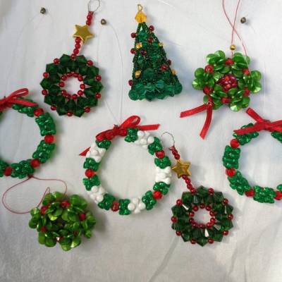 Selbstgemachter Weihnachtsschmuck (Kunstperlen-Ornamente)