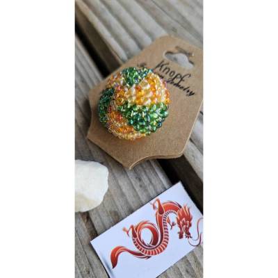 Handgearbeiteter Knopf mit Perlen umhäkelt – Dekorative Schmuckknöpfe – Beaded Button