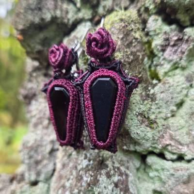 Makramee Ohrringe mit Onyx-Särgen und Rosen