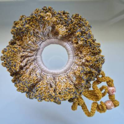 Handgehäkeltes Scrunchie / Haargummi mit abnehmbarem Kordel-Detail – Einzigartiges Unikat im Boho/Festival-Look