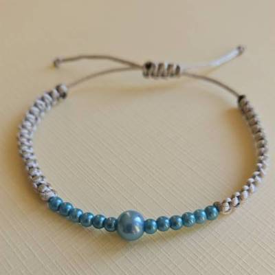 Makramee Armband mit Mittelperle und kleinen Perlen in Türkisblau  – feines Unikat, verstellbar