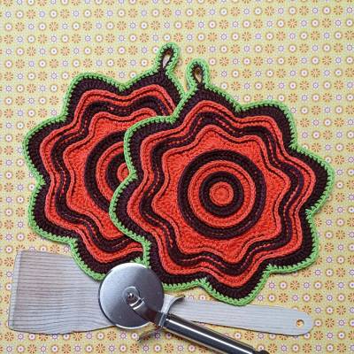 Zweier-Set Topflappen Blume in Siebziger-Jahre-Farben aus Baumwolle gehäkelt