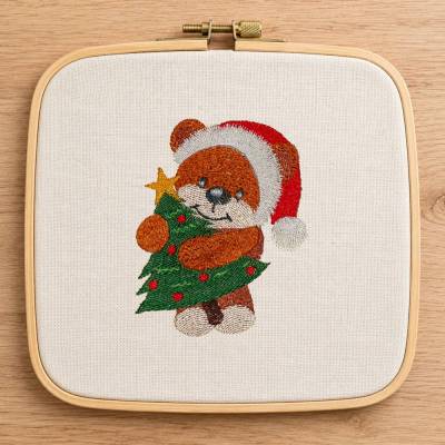 Weihnachtsbärli Stickdatei – Weihnachtsbär mit Tannenbaum – 2 Größen 10x10 & 13x18 – Bonus Nähanleitung Platzset