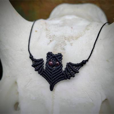 "Fledermausi" - Makramee-Kette mit Granat- und Obsidianperlen