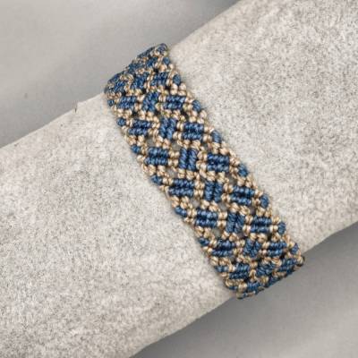 schlichtes Makramee Armband in blau und beige