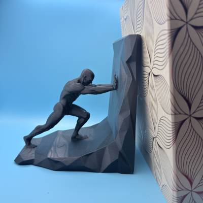 Buchstütze Mann schiebend – skulpturaler Buchhalter aus PLA, 18 cm, 3D-Druck, Geschenk für Leseratten