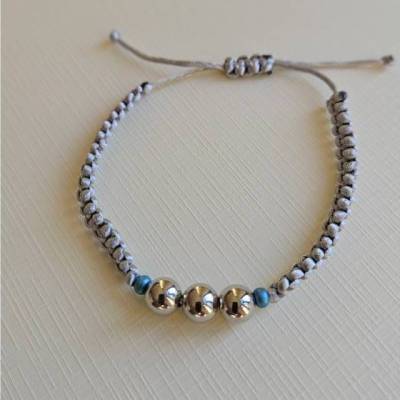 Makramee Armband mit 3 silbernen Perlen & 2Türkis Perlen – feines Unikat, verstellbar