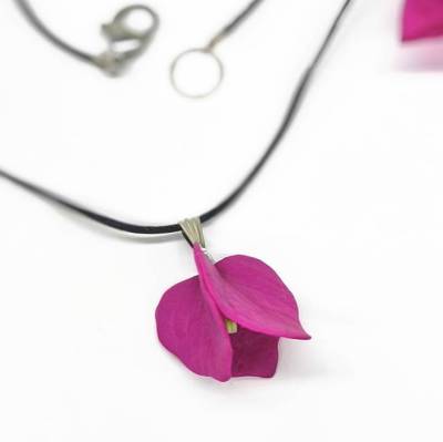 Bougainvillea Halskette aus Polymer Clay mit realistischem Blumenanhänger an Nylonkordel oder Kette