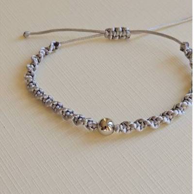 Makramee Armband mit silberfarbiger Perle – feines Unikat, verstellbar