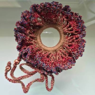 Handgehäkeltes Scrunchie / Haargummi mit abnehmbarem Kordel-Detail – Einzigartiges Unikat im Boho/Festival-Look