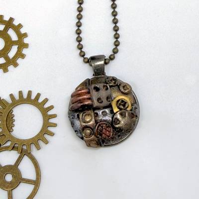 Kleiner, runder Steampunk-Anhänger