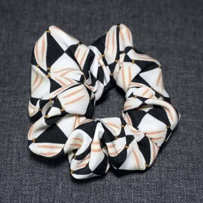 Scrunchie / Haargummi  Stoff, schwarze Dreiecke