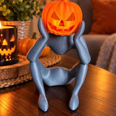 Halloween Kürbis Deko Figur – Sitzende Figur mit Kürbiskopf – 3D gedruckte Halloween Dekoration – Herbst Deko