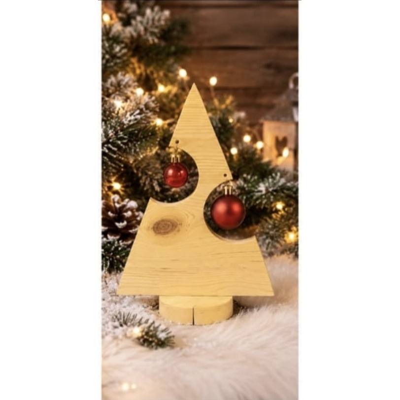 Baum mit roten Kugeln